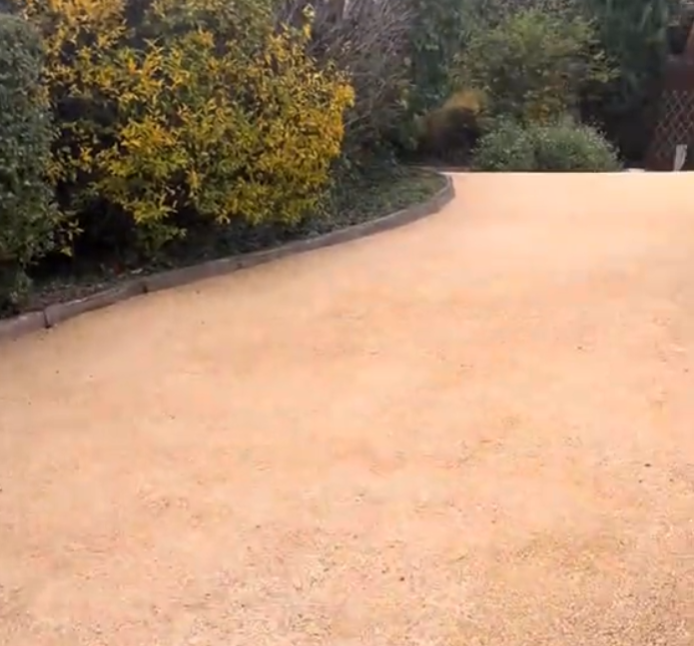 montée et cour en gravier stabilisé par Dezarnaud Paysagiste